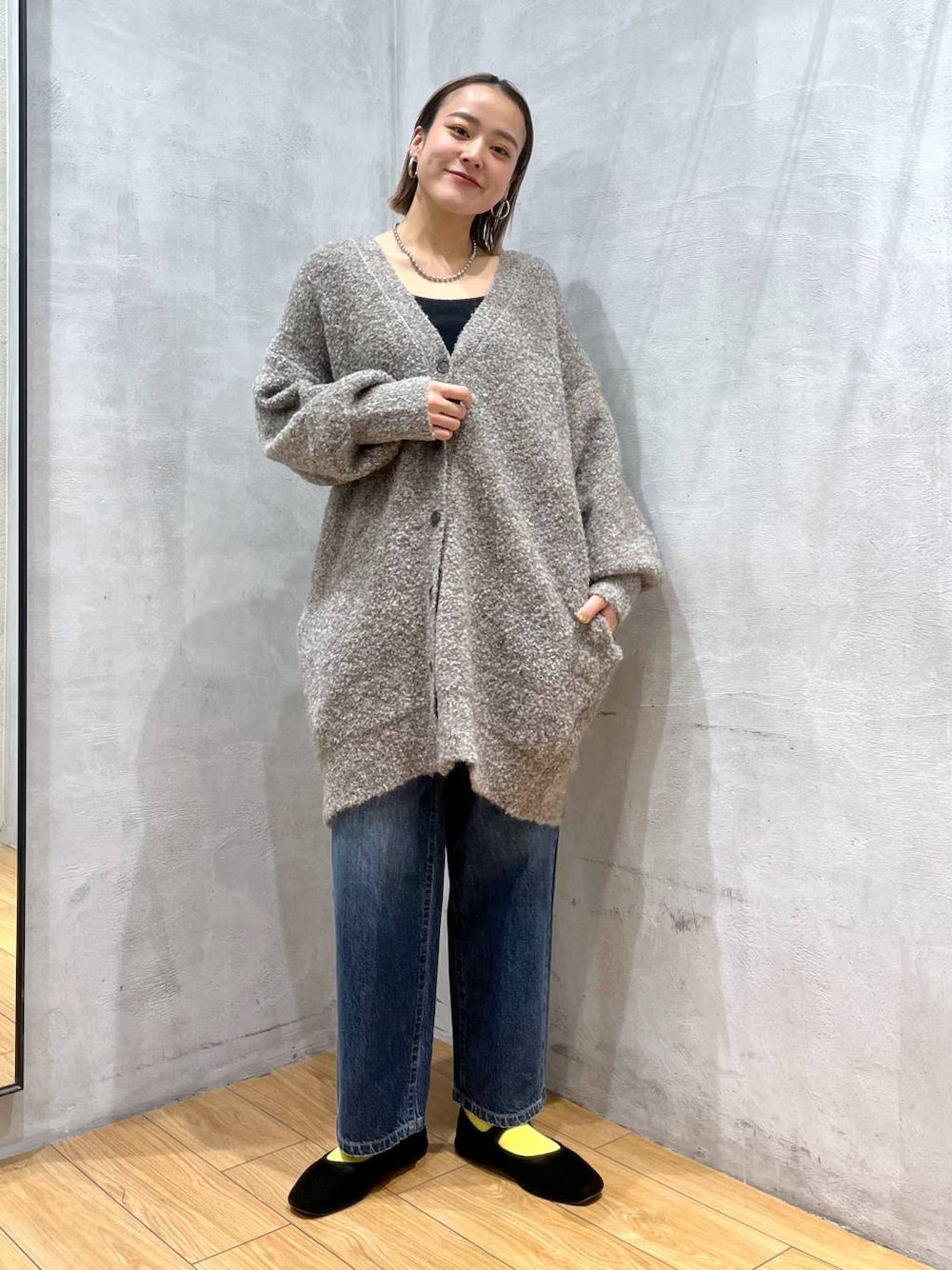 「ゆったり、LOWRYS FARM、ボブヘア、ハイトーン系_ヘアカラー、着痩せ・細見え、カジュアル、きれいめ、ローリーズスタイル_LOWRYS FARM、大人女子カジュアル_LOWRYS FARM、体型カバー、着痩せ」｜「LOWRYS FARMのスタイルＵＰカップＣＰ　177891（キャミソール、ブラック系）」を使った、Tenさん（レディース・163cm）の冬コーディネートの1枚目の写真