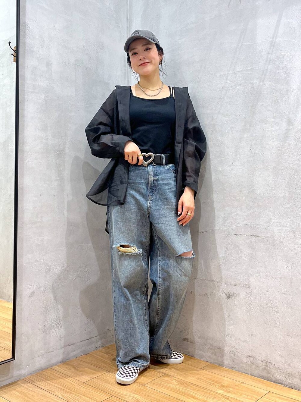 「着痩せ・細見え、オーバーサイズ、ストリート、ローリーズスタイル_LOWRYS FARM、大人女子カジュアル_LOWRYS FARM、体型カバー、ボブヘア、ハイトーン系_ヘアカラー、ゆったり、カジュアル、LOWRYS FARM」｜「LOWRYS FARMのスタイルＵＰクロスカップキャミ　100757（Tシャツ/カットソー、ブラック系）」を使った、Tenさん（レディース・163cm）の春コーディネートの1枚目の写真
