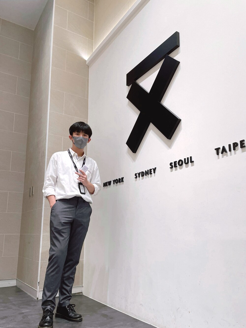 「GUのアイテム（ビジネスシャツ、ホワイト系）」を使った、王丞顥さん（メンズ・177cm）の夏コーディネートの1枚目の写真