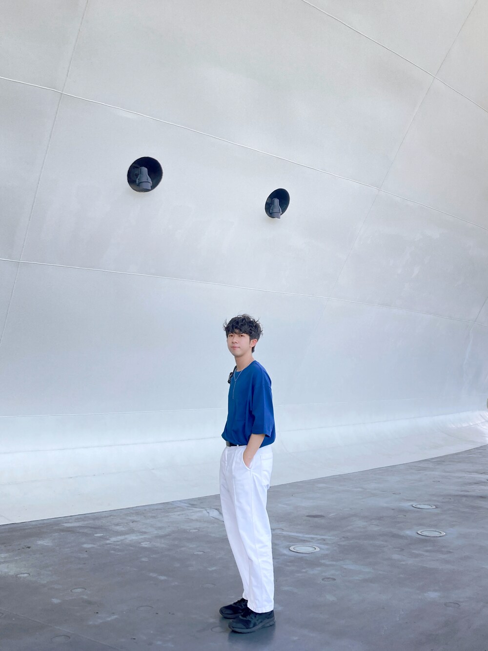 「plain-meのアイテム（Tシャツ/カットソー、ブルー系）」を使った、王丞顥さん（メンズ・177cm）の夏コーディネートの1枚目の写真