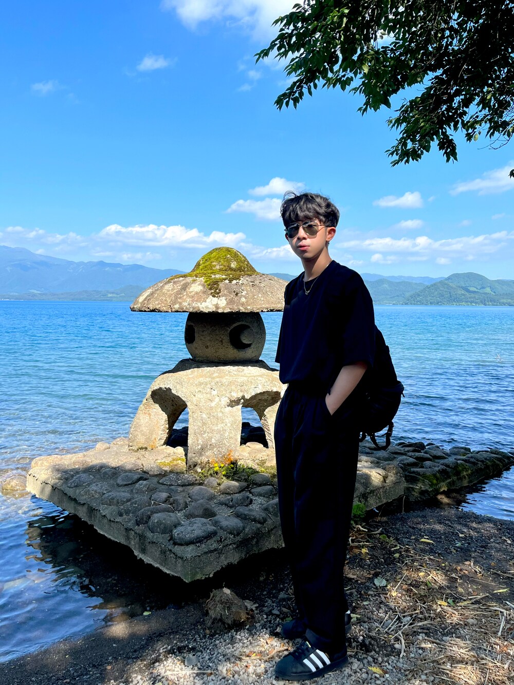 「UNIQLOのアイテム（Tシャツ/カットソー、ブラック系）」を使った、王丞顥さん（メンズ・177cm）の夏コーディネートの1枚目の写真