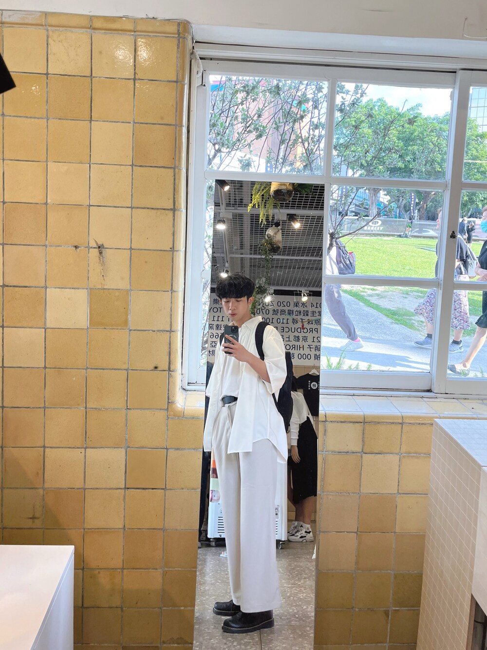 「HAREのアイテム（シャツ/ブラウス、ホワイト系）」を使った、王丞顥さん（メンズ・177cm）の夏コーディネートの1枚目の写真