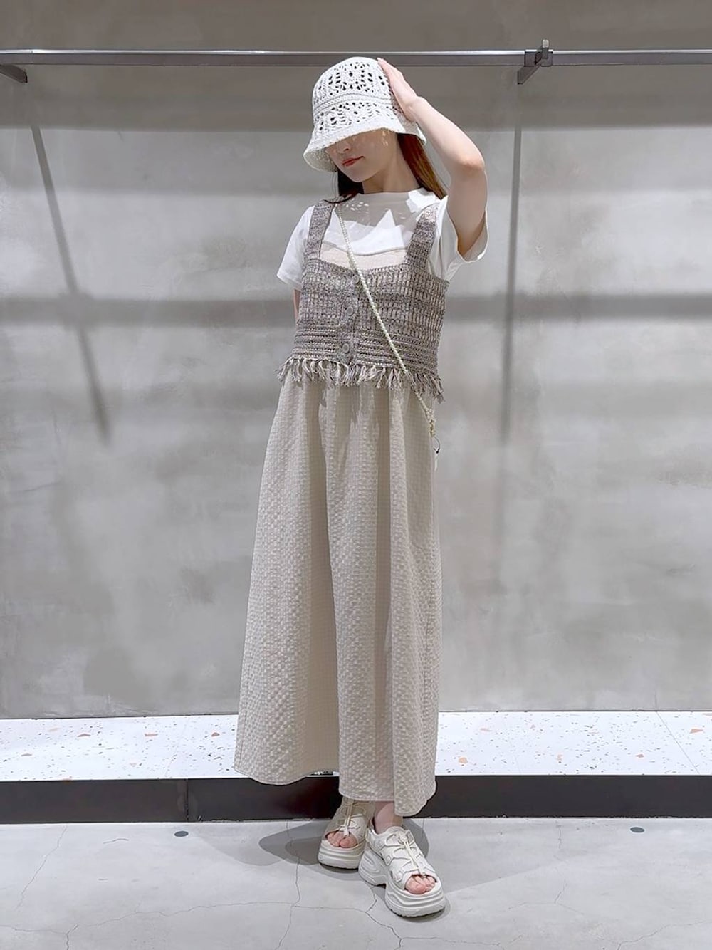 「ベーシック/シンプル、ナチュラル、Tシャツ、ビスチェ、ワンピース、デートコーデ、キャミワンピース、フェミニン、夏コーデ、春コーデ、おでかけ、ワントーン、女子会、きれいめ、ピクニック」｜「LOWRYS FARMのフライスチビＴシャツＳＳ 111954（Tシャツ/カットソー、ホワイト系）」を使った、h a n n aさん（レディース・158cm）の春コーディネートの1枚目の写真