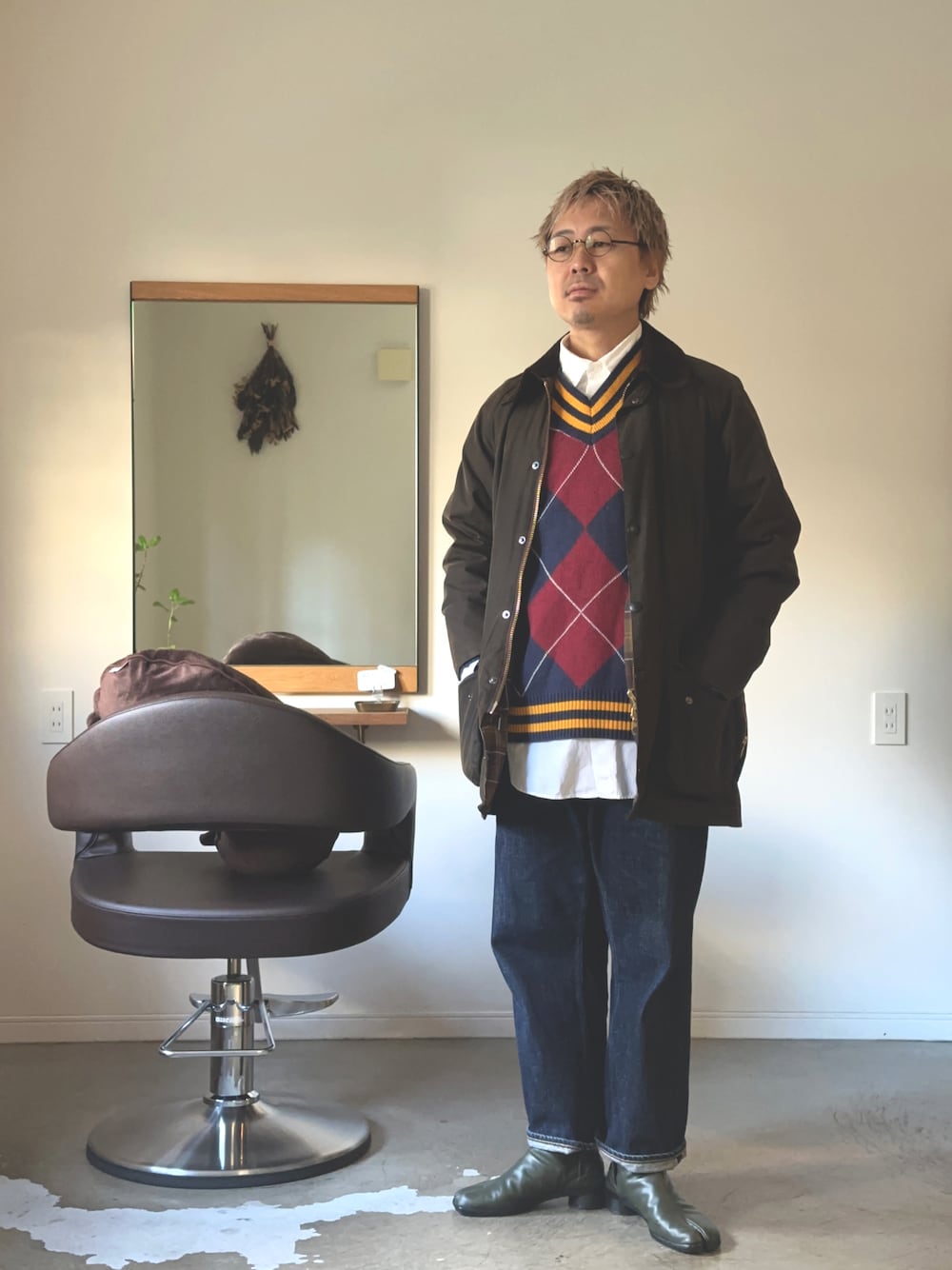 ブルー系のデニムパンツ、グリーン系のブーツ、その他のニット/セーターを着用したメンズの秋コーディネートの1枚目の写真
