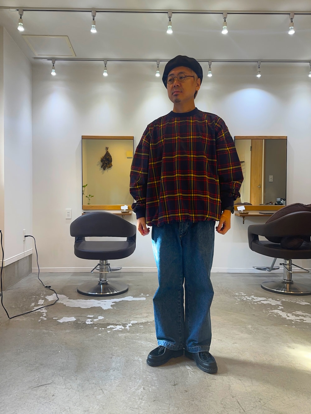 「チェックシャツ、パラブーツ、ミカエルポニー、ミカエル、シャカシャカ」｜「BEAMSのアイテム（ハンチング/ベレー帽、ブラック系）」を使った、yeahieyeahさん（メンズ・165cm）の秋コーディネートの1枚目の写真