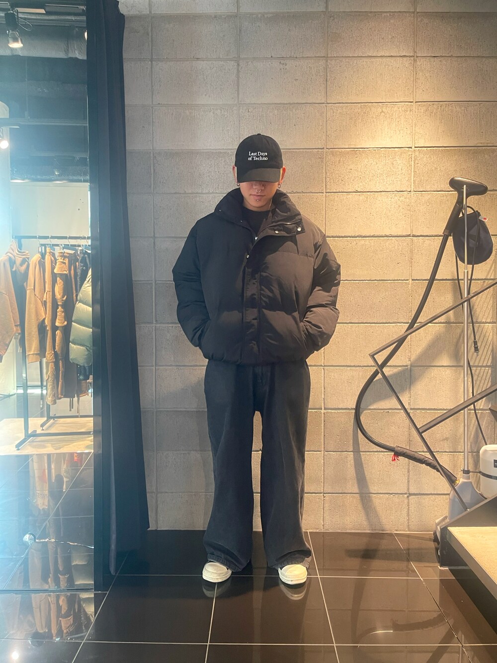 ブラック系のその他アウター、ブラック系のブルゾンを着用したメンズの冬コーディネートの1枚目の写真