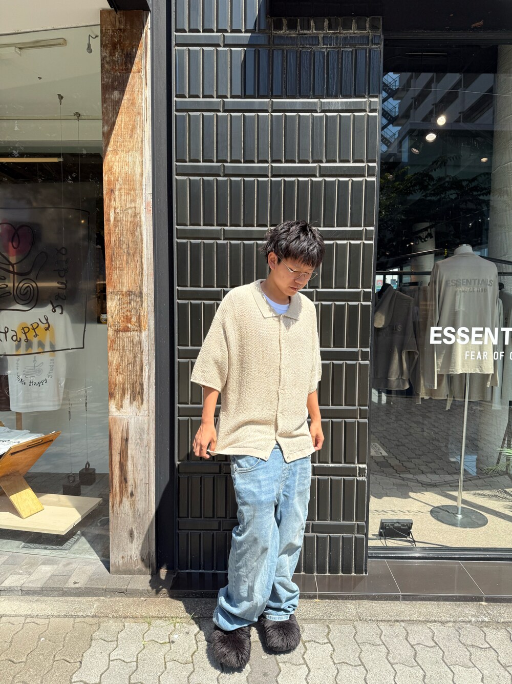 ベージュ系のシャツ/ブラウスを着用したメンズの夏コーディネートの1枚目の写真