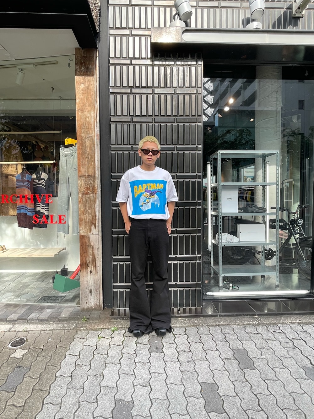 ホワイト系のTシャツ/カットソーを着用したメンズの夏コーディネートの1枚目の写真