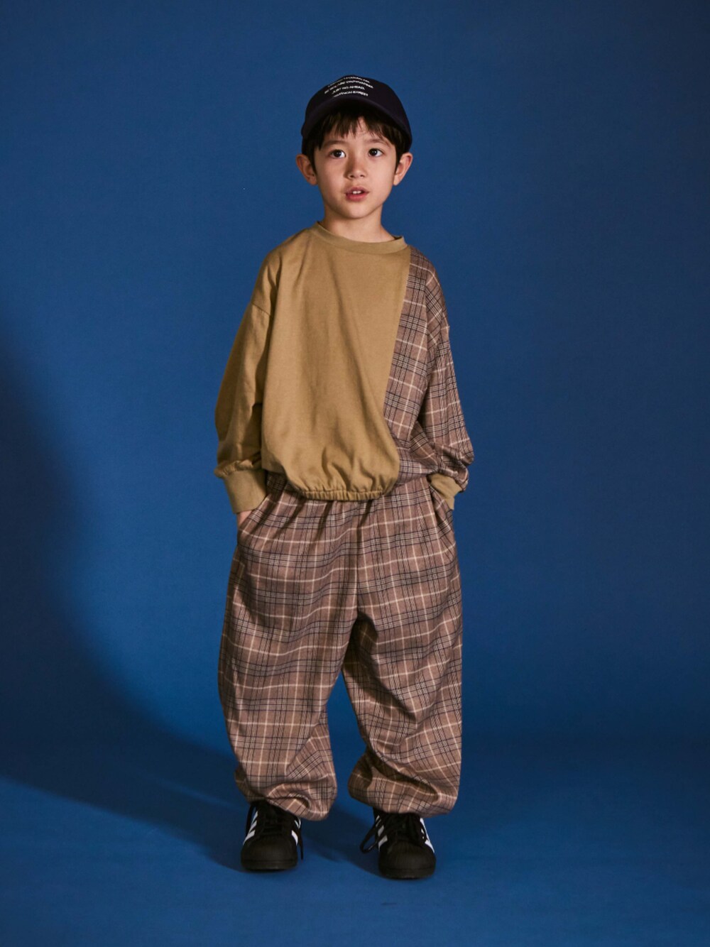 「チェック、休日スタイル、お出かけコーデ、プチプラ、ストリート、キッズファッション、シンプルコーデ、キッズコーデ、ストリートコーデ、春コーデ、ペアマノンストリート、PAIRMANON STREET、ベージュ、セットアップ、キッズ」｜「PAIRMANON STREETの【PAIRMANON STREET】異素材 切り替え ロンT パンツ 長袖 Tシャツ セットアップ（セットアップ、ベージュ系）」を使った、PAIRMANON STREETさん（キッズ・120cm）の冬コーディネートの1枚目の写真