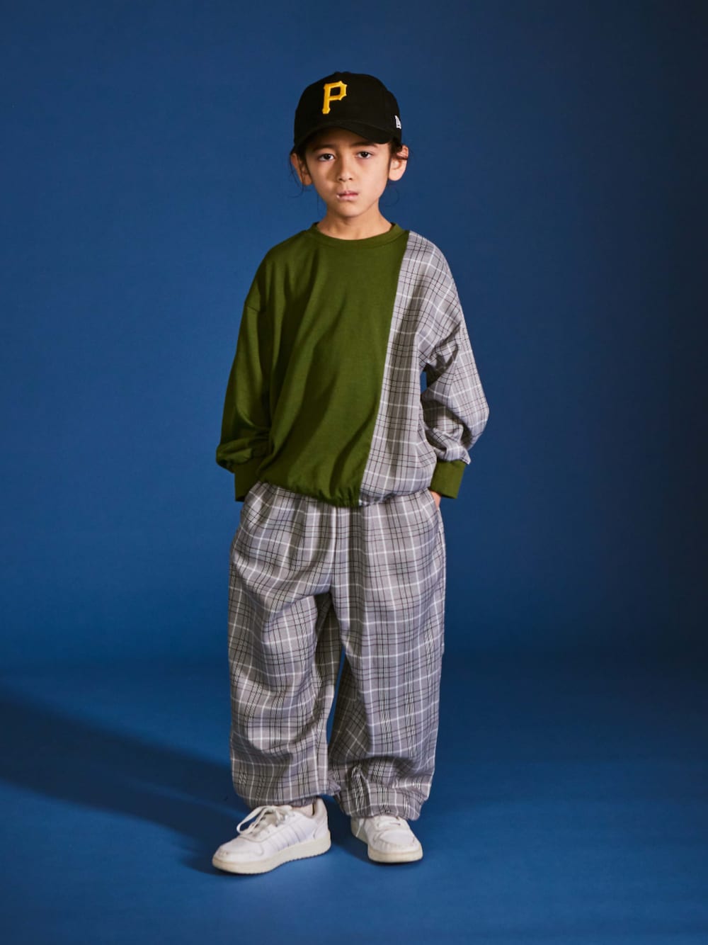 「チェック、お出かけコーデ、プチプラ、カジュアルコーデ、休日スタイル、春コーデ、ストリート、長袖、Tシャツ、PAIRMANON STREET、ペアマノンストリート、男の子、男の子コーデ、男の子ファッション、セットアップ」｜「PAIRMANON STREETの【PAIRMANON STREET】異素材 切り替え ロンT パンツ 長袖 Tシャツ セットアップ（セットアップ、グリーン系）」を使った、PAIRMANON STREETさん（キッズ・120cm）の冬コーディネートの1枚目の写真