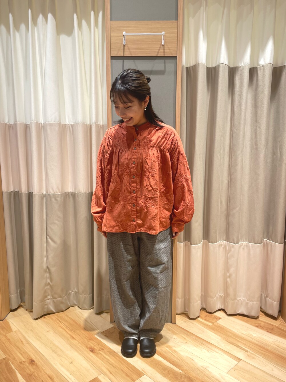 ブラック系のドレスシューズ、オレンジ系のシャツ/ブラウス、グレー系のその他パンツを着用したレディースの秋コーディネートの1枚目の写真