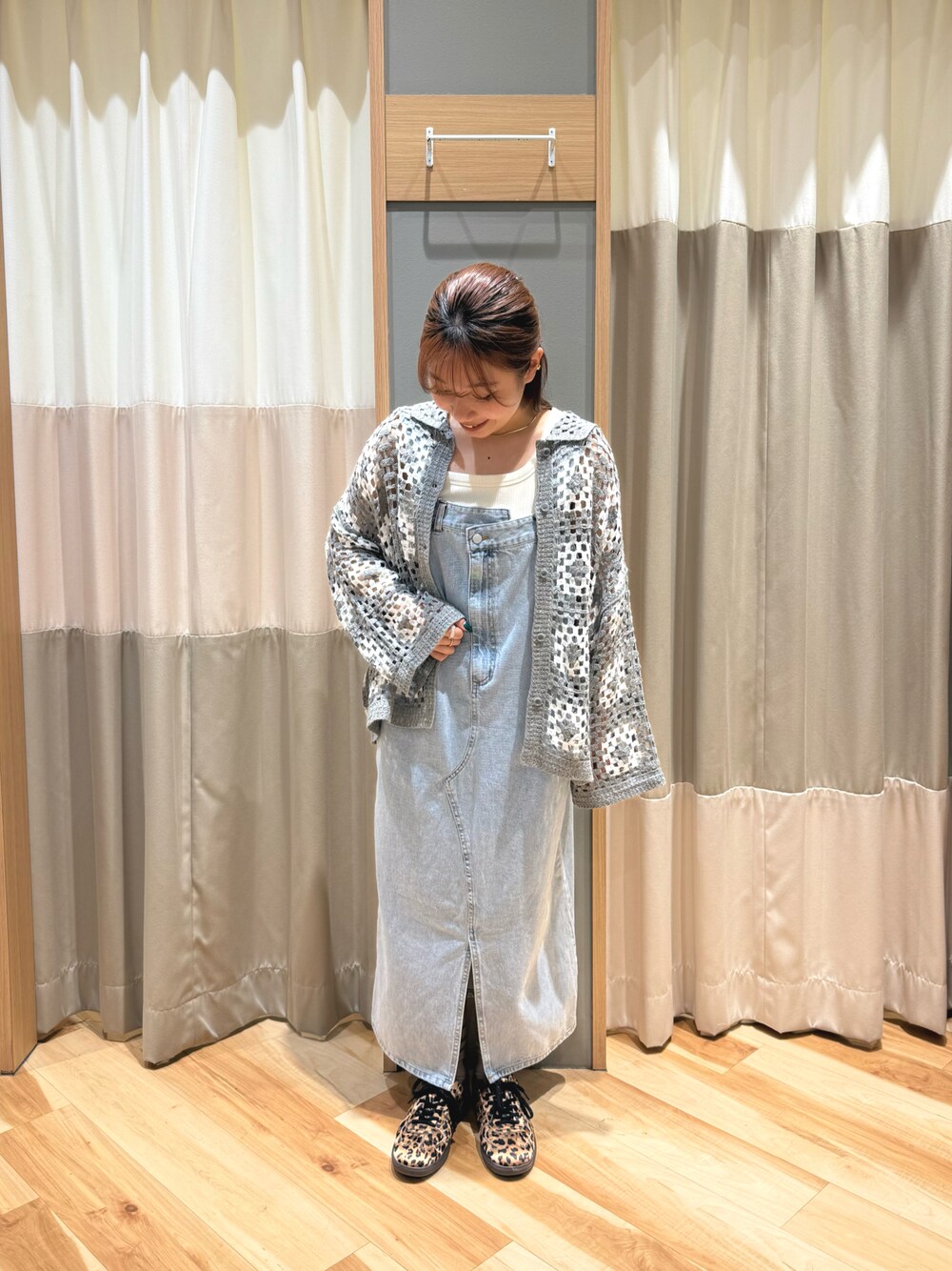 ホワイト系のTシャツ/カットソー、ブルー系のワンピース、グレー系のカーディガン/ボレロを着用したレディースの春コーディネートの1枚目の写真