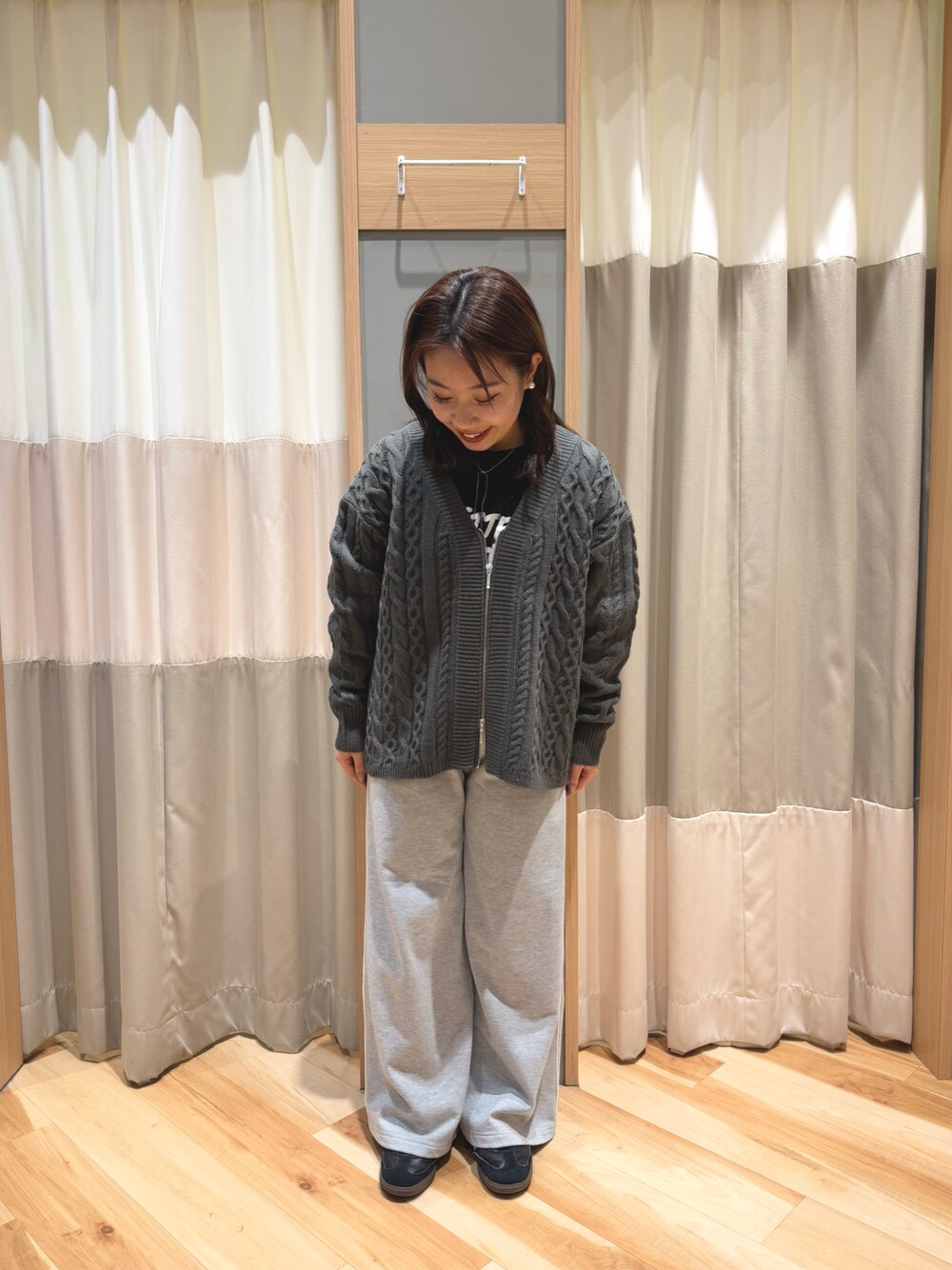 ブラック系のTシャツ/カットソー、グレー系のカーディガン/ボレロ、グレー系のその他パンツを着用したレディースの冬コーディネートの1枚目の写真