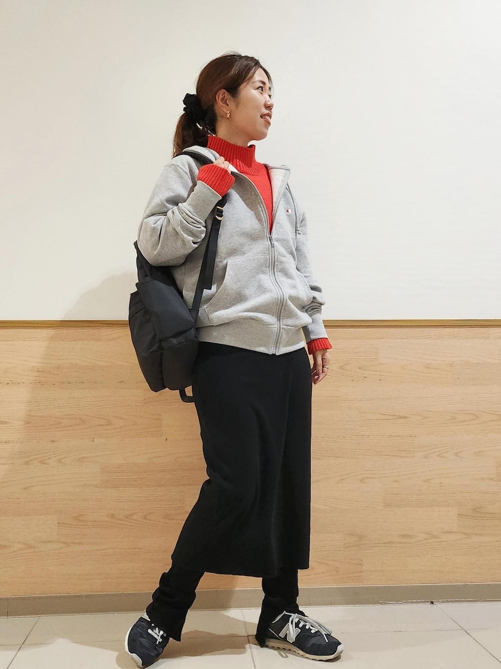 ブラック系のバックパック/リュック、レッド系のニット/セーター、ブラック系のその他パンツを着用したレディースの秋コーディネートの1枚目の写真