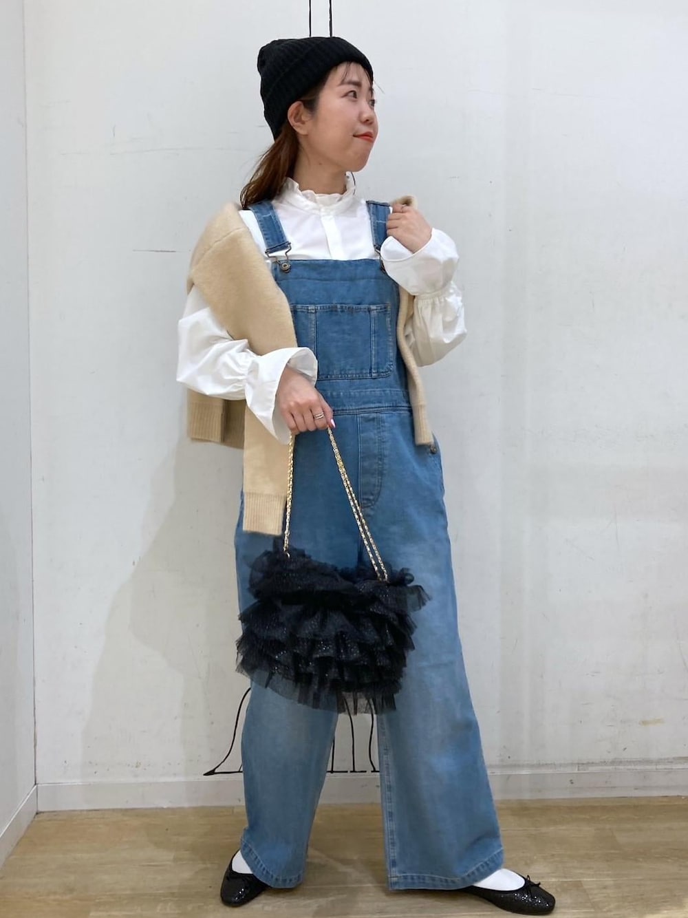 「オールインワン、デニム、フリルシャツ、ニット帽、フリル、チュール、スパンコール、バレー、ロゴ、ロゴニット、オーバーオール、初春コーデ、冬コーデ、お出かけコーデ、女子会コーデ」｜「ROPE' PICNICのデニムオーバーオール（サロペット/オーバーオール、ブルー系）」を使った、Juntaさん（レディース・157cm）の冬コーディネートの1枚目の写真