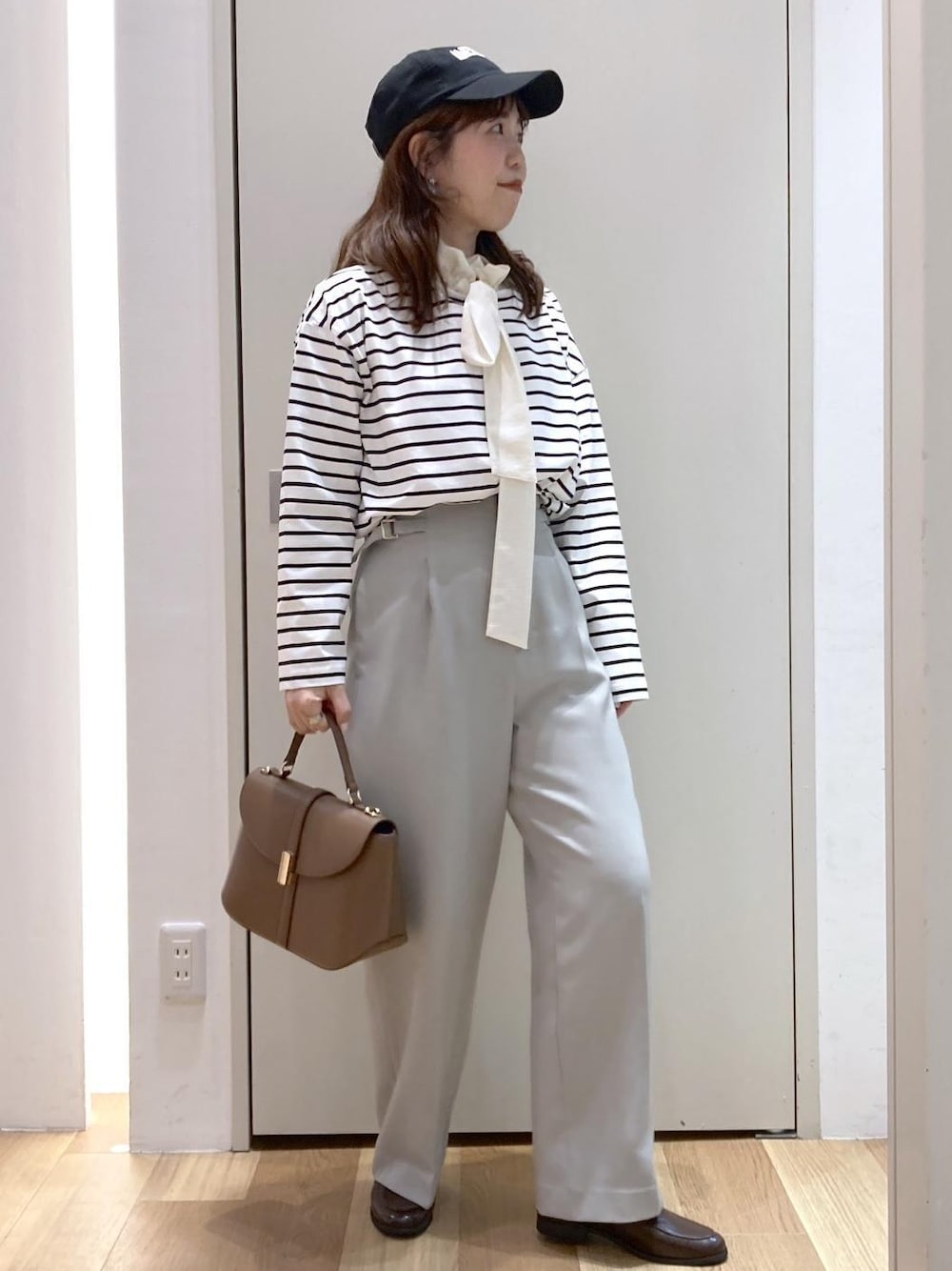 ブラック系のTシャツ/カットソー、ブラウン系のローファー、グリーン系のその他パンツを着用したレディースの冬コーディネートの1枚目の写真