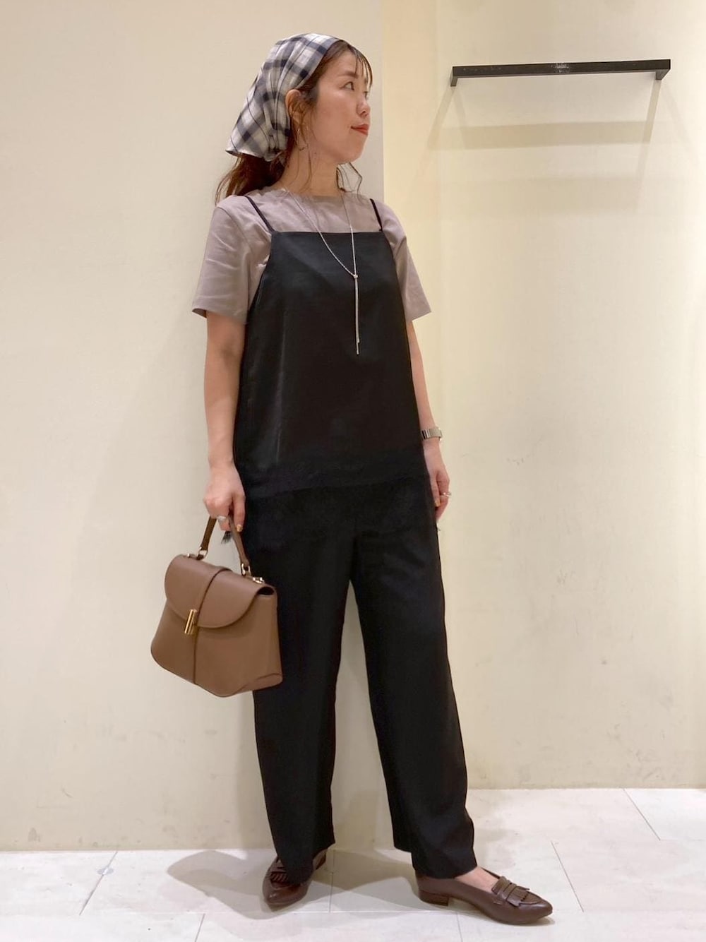 ブラウン系のショルダーバッグ、ブラック系のその他パンツ、ブラック系のキャミソールを着用したレディースの夏コーディネートの1枚目の写真