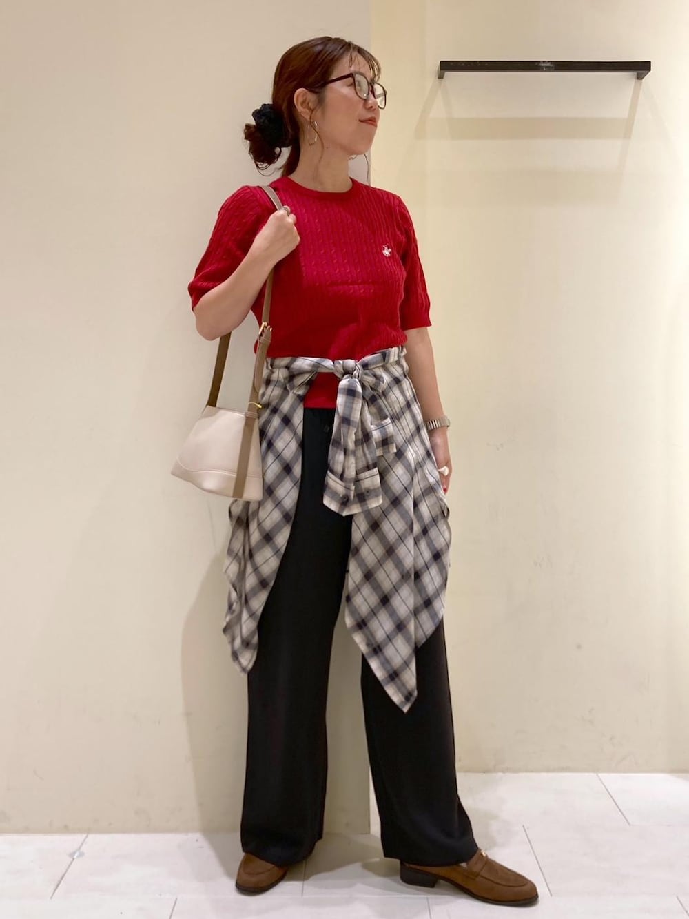 ホワイト系のシャツ/ブラウス、ホワイト系のショルダーバッグ、レッド系のニット/セーターを着用したレディースの秋コーディネートの1枚目の写真