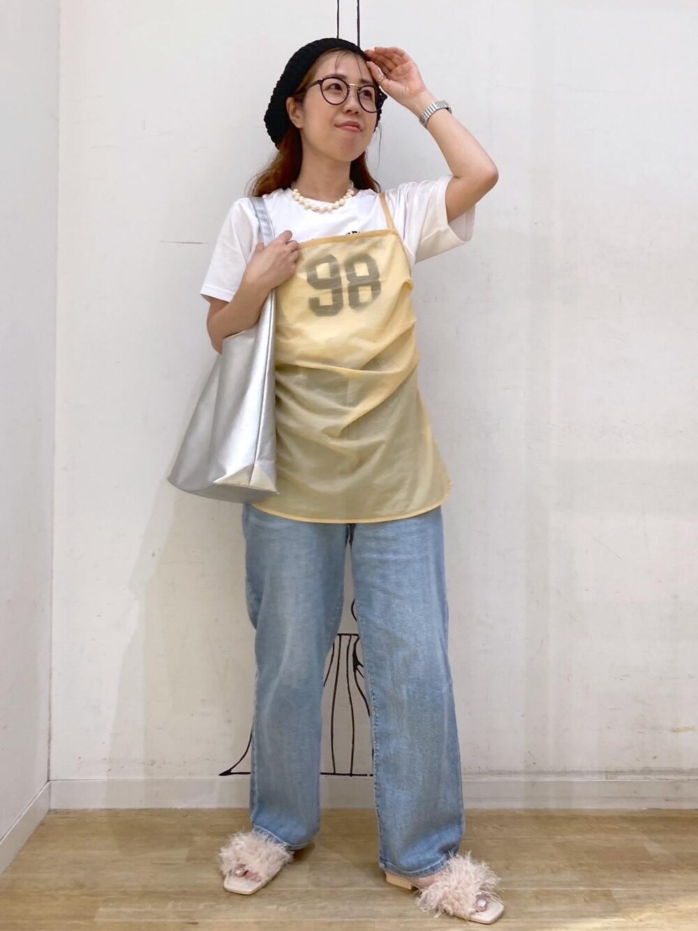 ホワイト系のTシャツ/カットソー、ベージュ系のサンダル、オレンジ系のベストを着用したレディースの夏コーディネートの1枚目の写真