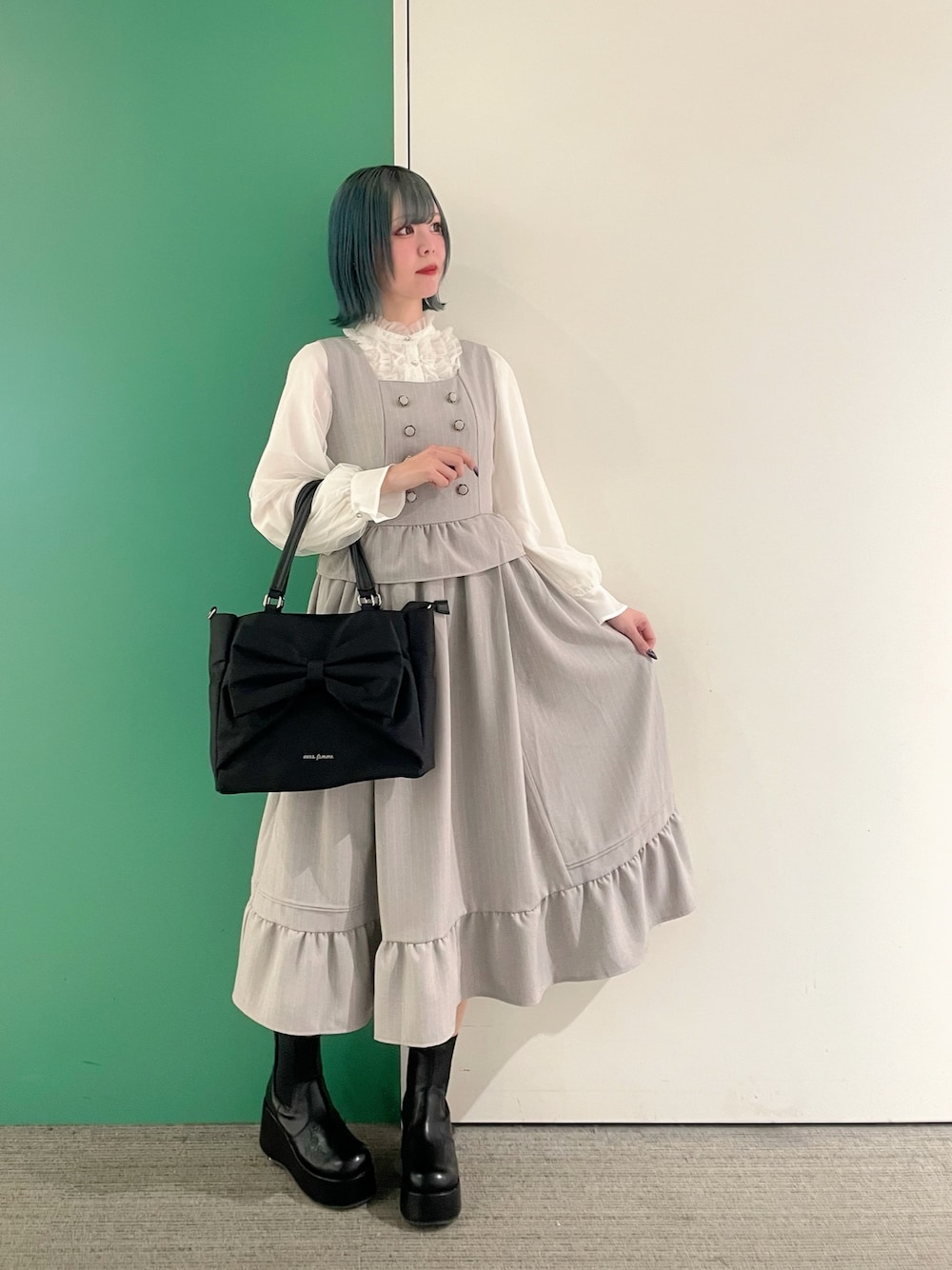 「春コーデ、春めき満開コーデ、axes femme、春カラー、大人ファッション、30代コーデ、30代ファッション、30代ママ、ロングワンピース、ロング丈」｜「axes femmeのＷ釦ペプラムドッキングジャンパースカート（ジャンパースカート、グレー系）」を使った、sach1さん（骨格ナチュラル・レディース・166cm）の春コーディネートの1枚目の写真