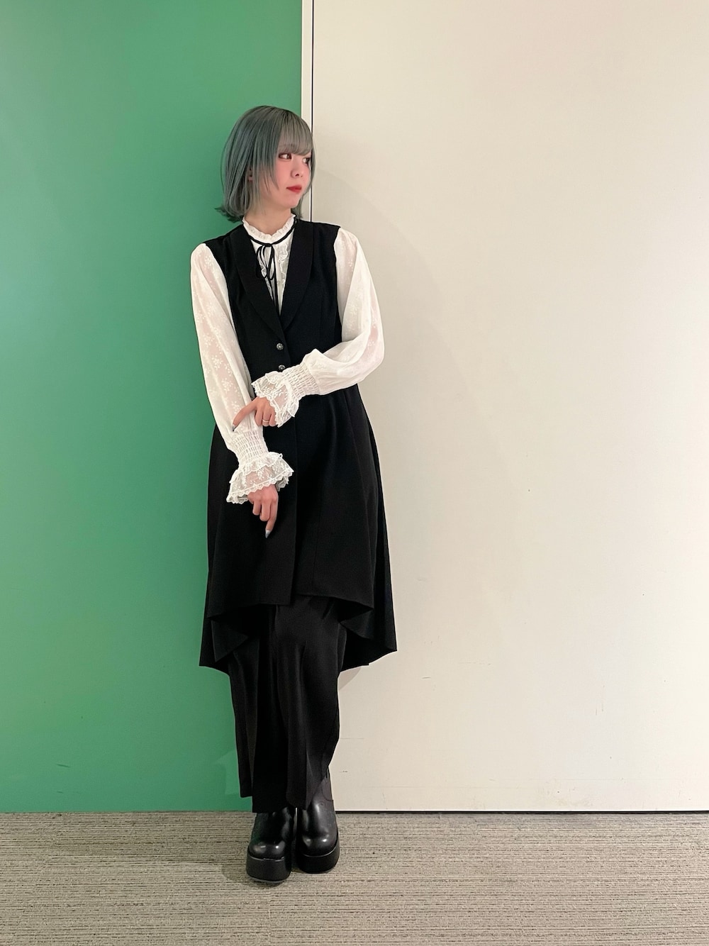 「春コーデ、axes femme、パンツコーデ、モノトーンコーデ、ゆるコーデ、お出かけコーデ、オトナ女子、30代コーデ、マニッシュ、マニッシュスタイル、マニッシュコーデ、30代ファッション、30代ママ、ジレ、ジレスタイル」｜「axes femmeのレース×シフォンフリルブラウス（シャツ/ブラウス、ホワイト系）」を使った、sach1さん（骨格ナチュラル・レディース・166cm）の春コーディネートの1枚目の写真