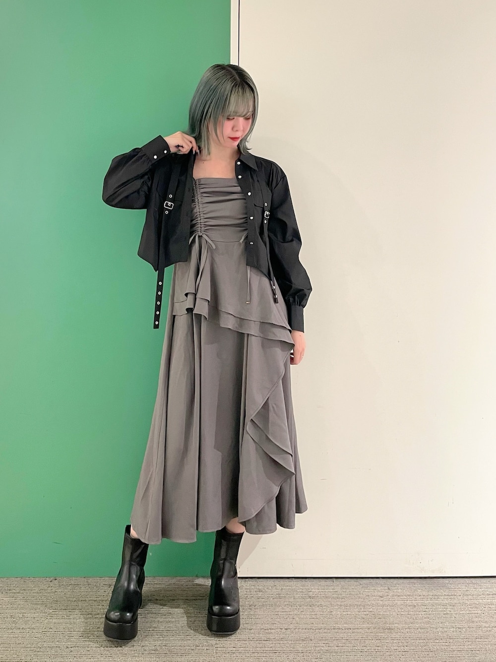 「axes femme、おでかけコーデ、春、シャツコーデ、モノトーン、モノトーンコーデ、モノトーンスタイル、ハトメシャツ、30代コーデ、30代ファッション、30代ママ」｜「axes femmeのハトメ使いショートシャツ（シャツ/ブラウス、ブラック系）」を使った、sach1さん（骨格ナチュラル・レディース・166cm）の春コーディネートの1枚目の写真