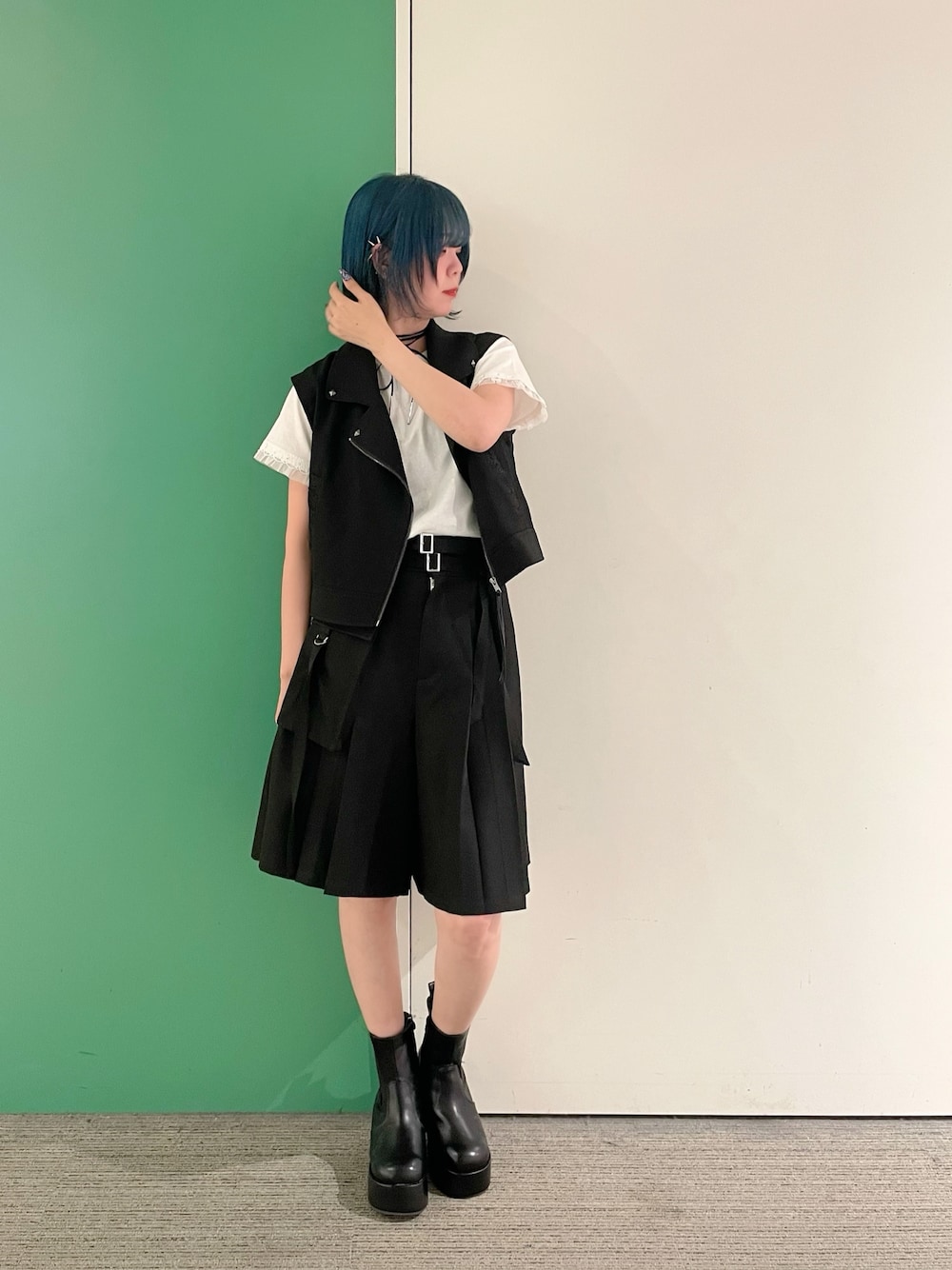 「大人カジュアル、アウトドアスタイル、axes femme、オトナカジュアル、休日スタイル、ラフコーデ、シンフルコーデ、30代コーデ、30代ファッション、30代ママ、モノトーン、モノトーンコーデ、ベストコーデ、ベストスタイル、ベスト×Tシャツ」｜「axes femmeのレース×チュール袖Ｔシャツ（Tシャツ/カットソー、ホワイト系）」を使った、sach1さん（骨格ナチュラル・レディース・166cm）の春コーディネートの1枚目の写真