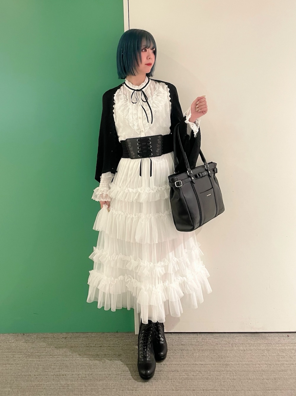 「春コーデ、axes femme、大人可愛い、モノトーンコーデ、お出かけコーデ、休日スタイル、オトナ女子、30代コーデ、スカートスタイル、ブラウスコーデ、30代ファッション、30代ママ、モノトーンスタイル」｜「axes femmeのレース×シフォンフリルブラウス（シャツ/ブラウス、ホワイト系）」を使った、sach1さん（骨格ナチュラル・レディース・166cm）の春コーディネートの1枚目の写真