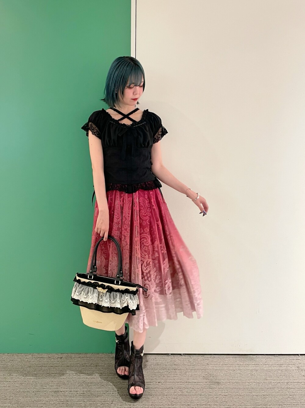 「サンダル、axes femme、カタログ掲載アイテム_axes femme、大人コーデ、ロングスカート、30代コーデ、フェミニンコーデ、30代ファッション、30代ママ、グラデーション」｜「axes femmeのカップ付きストラップタンク（タンクトップ、ブラック系）」を使った、sach1さん（レディース・166cm）の春コーディネートの1枚目の写真