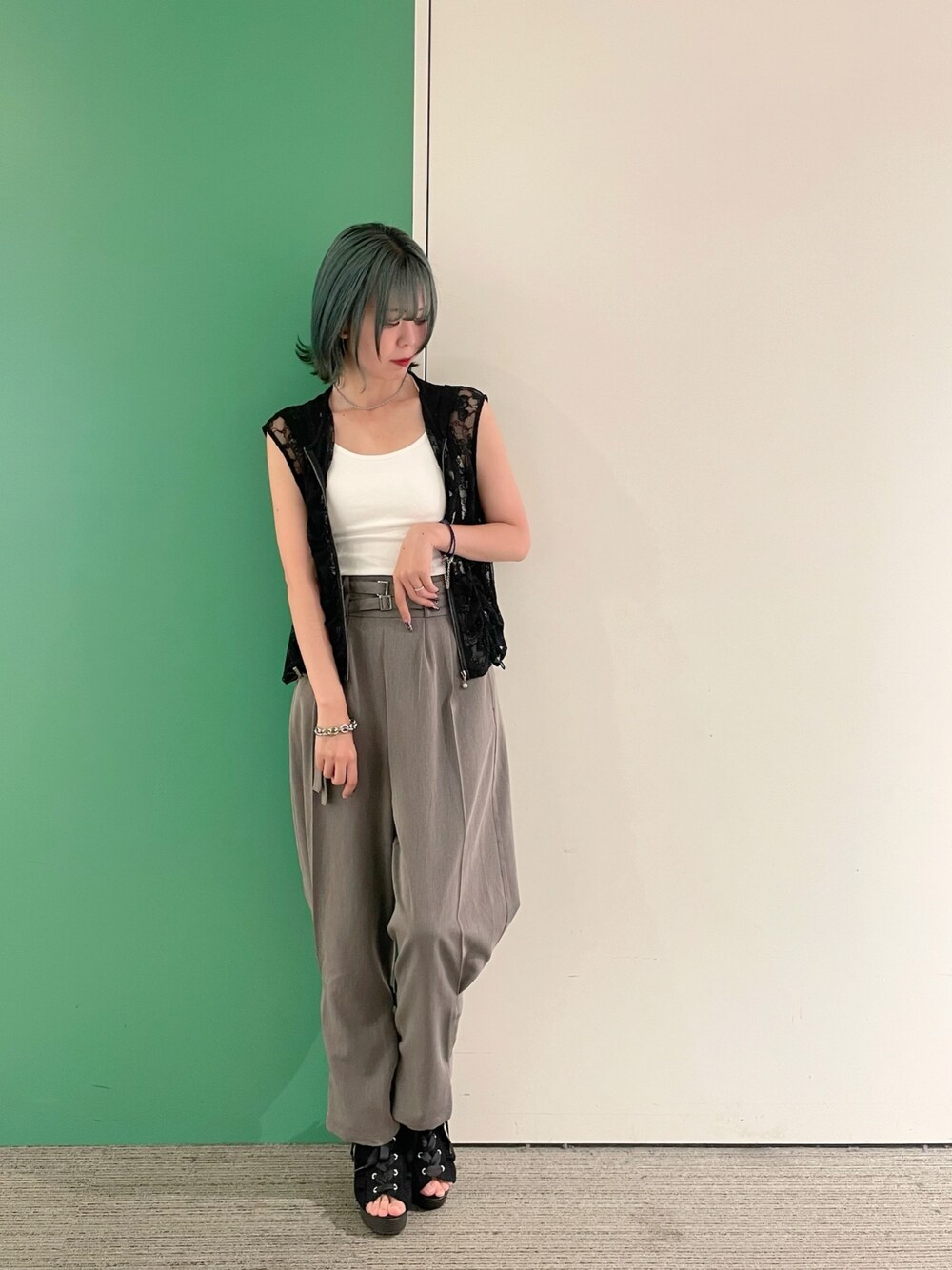 「モノトーン、ワイドパンツ、サンダル、axes femme、axes femme POETIQUE、AXES-X、きれいめコーデ、レイヤードスタイル、キャミソール、30代コーデ、30代ママ、サルエルパンツ」｜「axes femmeのツイストチェーンネックレス（ネックレス、シルバー系）」を使った、sach1さん（レディース・166cm）の春コーディネートの1枚目の写真