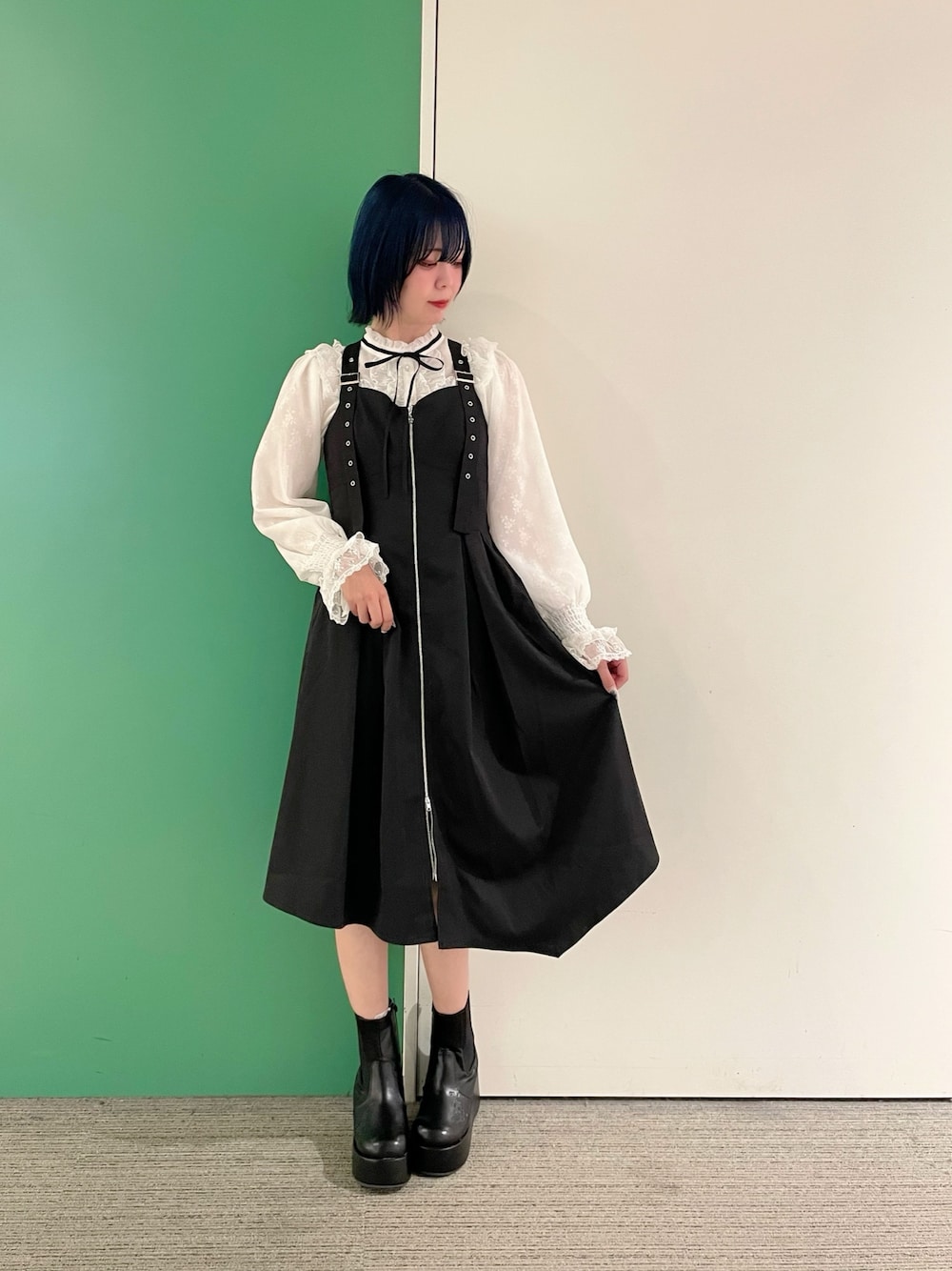 「axes femme、シンプル・ベーシック、ワンピーススタイル、大人かわいい、30代コーデ、30代ファッション、30代ママ、モノトーン、モノトーンコーデ」｜「axes femmeのレース×シフォンフリルブラウス（シャツ/ブラウス、ホワイト系）」を使った、sach1さん（骨格ナチュラル・レディース・166cm）の春コーディネートの1枚目の写真