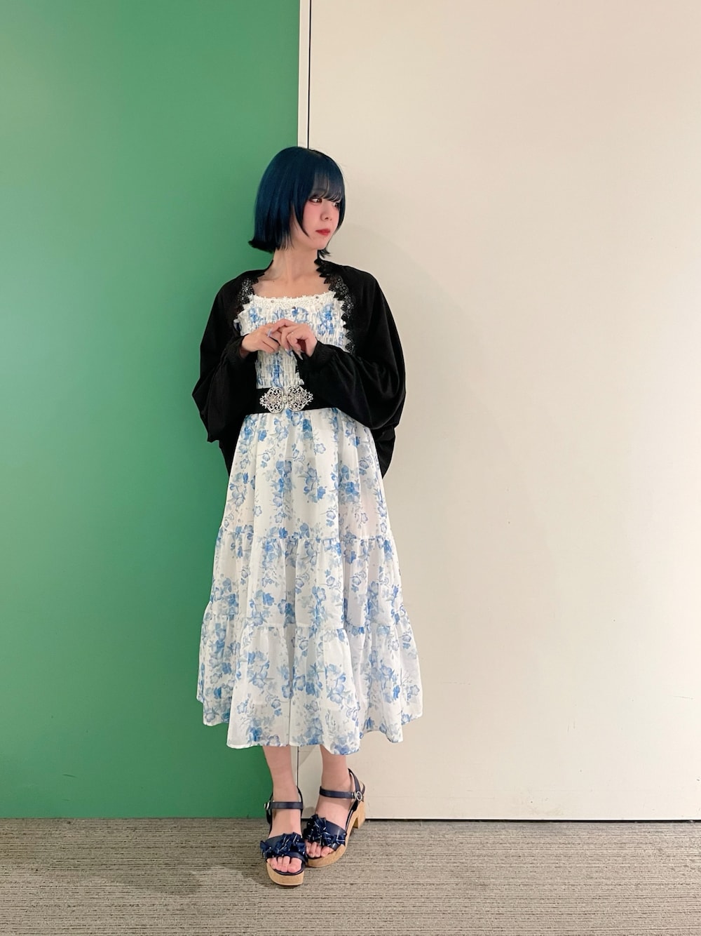 「axes femme、初夏コーデ、おでかけコーデ、オトナ女子、休日スタイル、大人ファッション、夏コーデ、ワンピーススタイル、ワンピースコーデ、30代コーデ、30代ファッション、30代ママ」｜「axes femmeのバラ釦付ＵＶ２ＷＡＹストール（ストール/ショール、ブラック系）」を使った、sach1さん（骨格ナチュラル・レディース・166cm）の春コーディネートの1枚目の写真