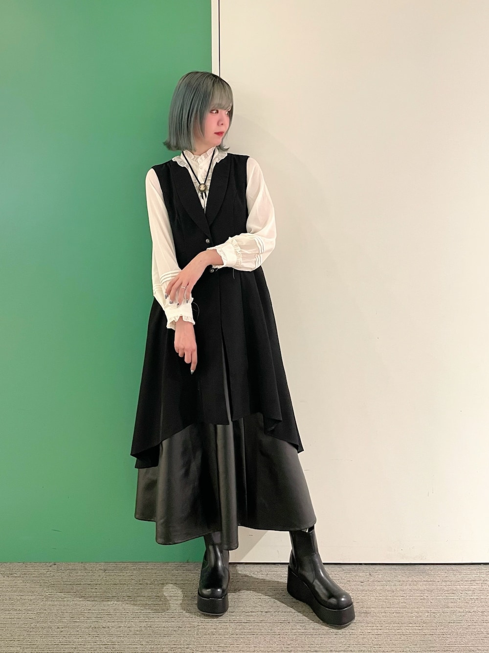 「axes femme、ブラウスコーデ、ジレ、ジレスタイル、ジレコーデ、30代コーデ、30代ファッション、30代ママ、ブラウス、ブラウス×スカート」｜「axes femmeのカメオループタイ付フリルブラウス（シャツ/ブラウス、ホワイト系）」を使った、sach1さん（骨格ナチュラル・レディース・166cm）の春コーディネートの1枚目の写真