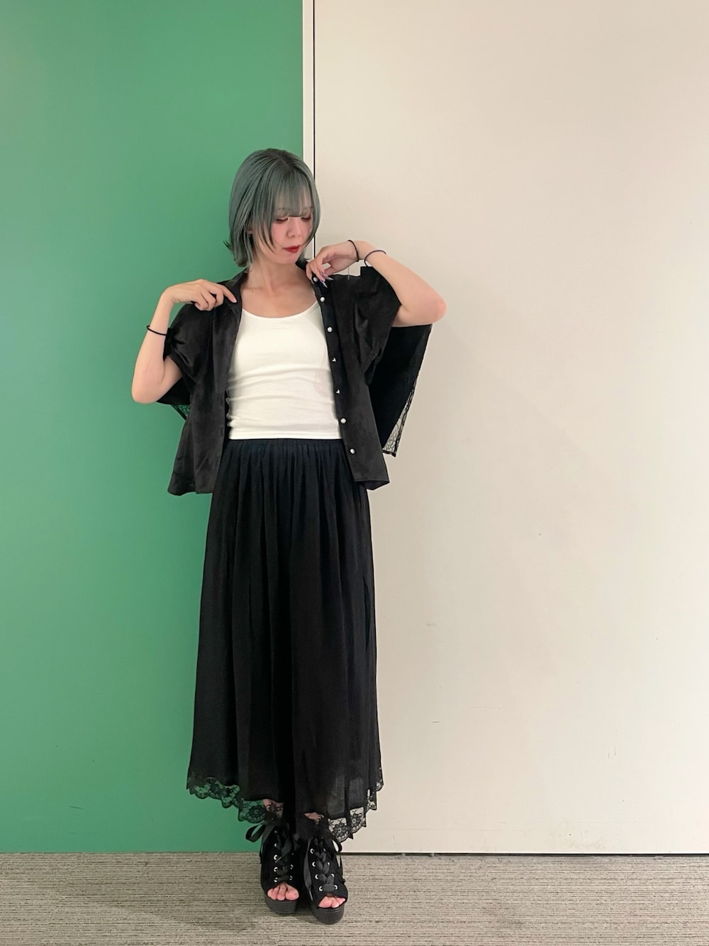 「ワイドパンツ、サンダル、axes femme、axes femme POETIQUE、モノトーン、モノトーンコーデ、30代コーデ、30代ママ、チャイナシャツ、楊柳パンツ」｜「axes femme POETIQUEのダブルクロスカップ付インナー（キャミソール、ホワイト系）」を使った、sach1さん（レディース・166cm）の春コーディネートの1枚目の写真