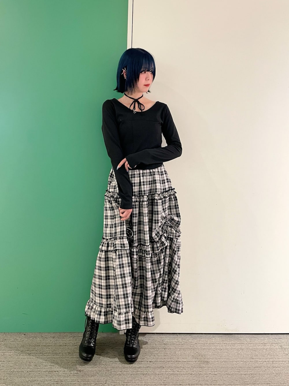 「チェック、axes femme、春ファッション、着回しコーデ、大人カジュアルコーデ、スカートスタイル、30代コーデ、30代ママ、30代ファッション、ゆるコーデ、大人女子、大人可愛い」｜「axes femmeのチョーカー付コルセット風プルオーバー（Tシャツ/カットソー、ブラック系）」を使った、sach1さん（骨格ナチュラル・レディース・166cm）の春コーディネートの1枚目の写真
