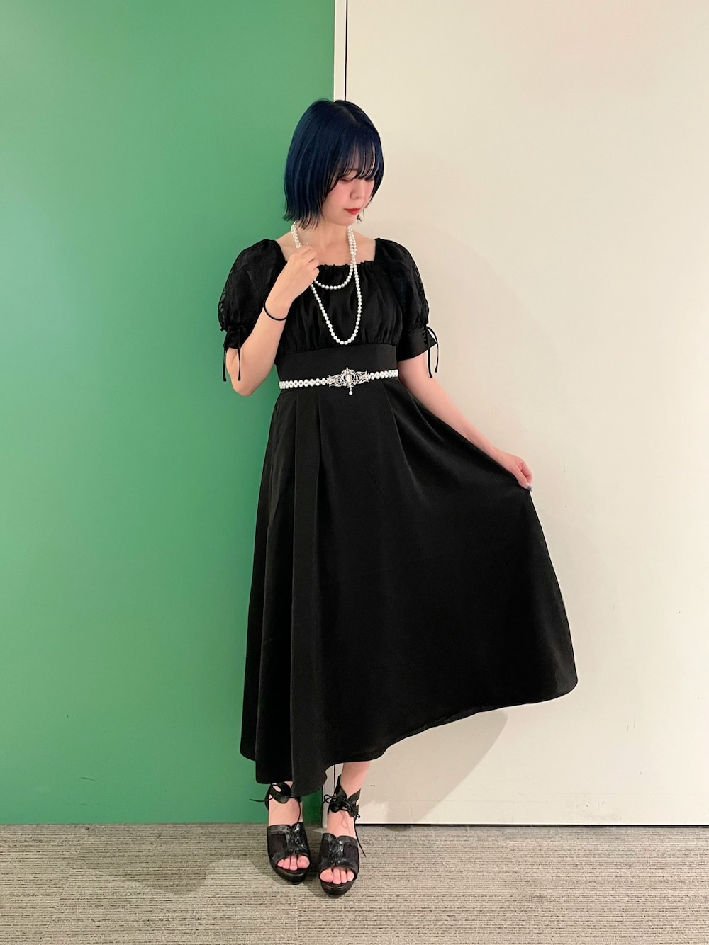 「axes femme、大人可愛い、夏コーデ、高身長女子、楽チンコーデ、ワントーンコーデ、30代コーデ、ワンピーススタイル、オールブラック、黒コーデ、サンダルコーデ、パールネックレス、パールアクセ、30代ファッション、30代ママ」｜「axes femmeのレース袖スクエアネックワンピース（ワンピース、ブラック系）」を使った、sach1さん（レディース・166cm）の春コーディネートの1枚目の写真