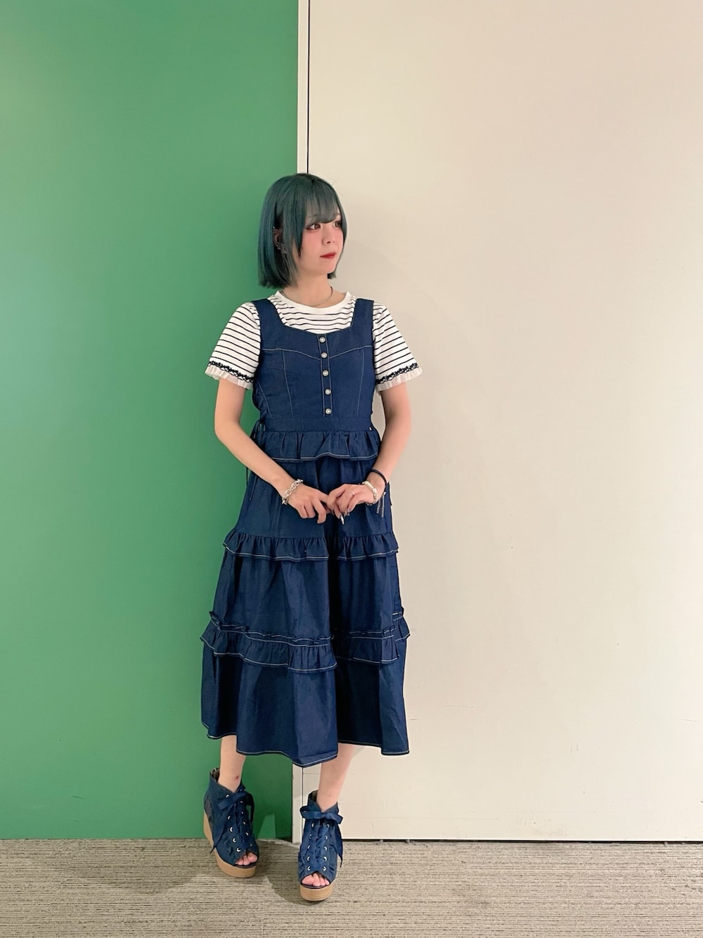 「サンダル、デニム、きれいめカジュアル、axes femme、オトナカジュアル、大人カジュアルコーデ、オトナカワイイ、夏、デニムコーデ、厚底サンダル、高身長女子、Tシャツコーデ、ボーダートップス、ボーダーTシャツ、30代ママ」｜「axes femmeのフリルデザインジャンスカ（ジャンパースカート、ブルー系）」を使った、sach1さん（レディース・166cm）の春コーディネートの1枚目の写真