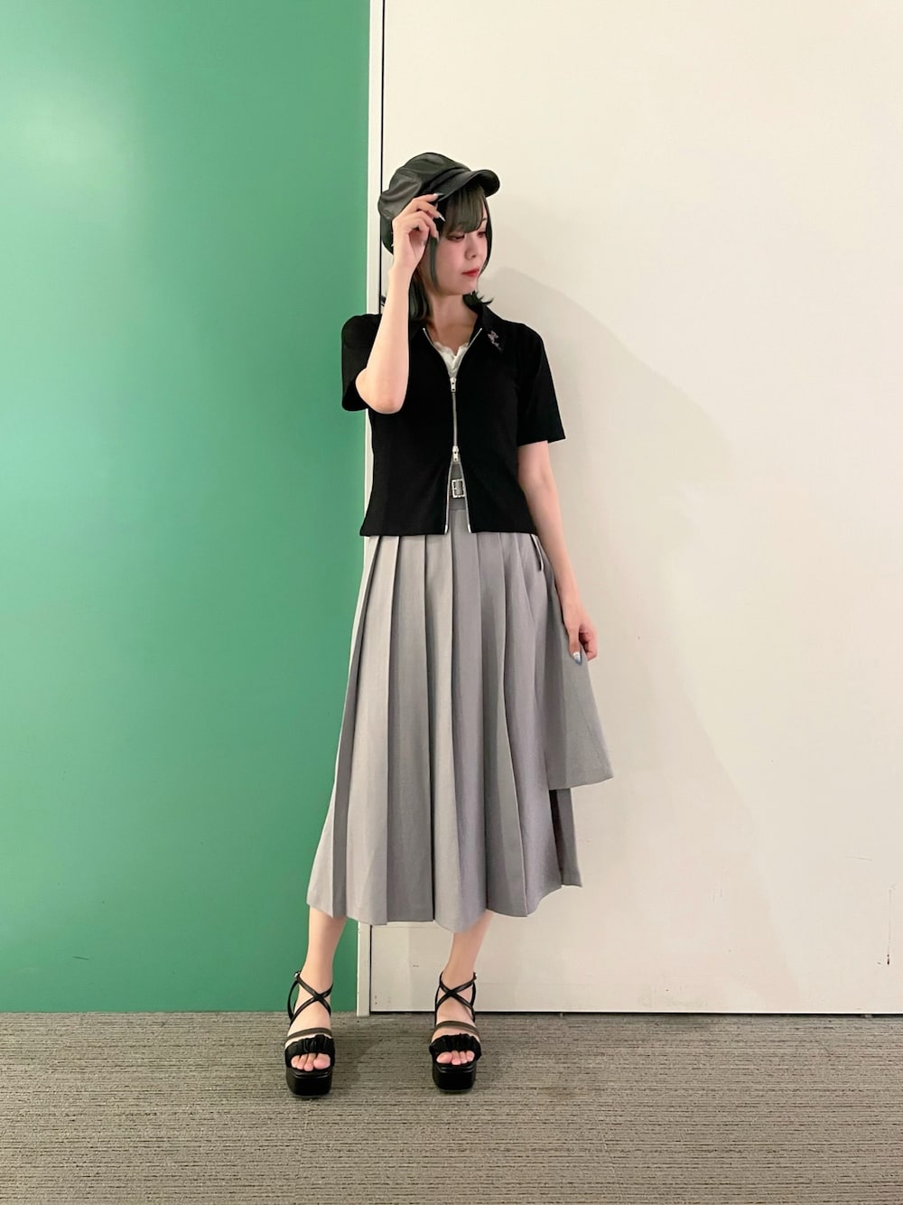 「axes femme、オトナカジュアル、シンプルスタイル、楽チンコーデ、モノトーンコーデ、グレー、おでかけコーデ、キャスケット、30代コーデ、30代ファッション、30代ママ、ダブルジップ、ダブルジップニット」｜「axes femmeの刺繍入ダブルジップトップス（Tシャツ/カットソー、ブラック系）」を使った、sach1さん（骨格ナチュラル・レディース・166cm）の春コーディネートの1枚目の写真