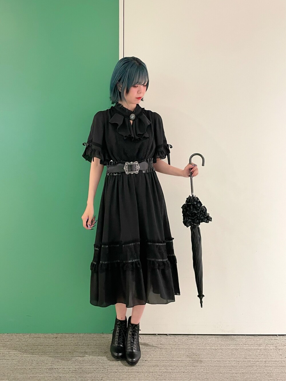 「axes femme、大人可愛い、夏コーデ、高身長女子、ワントーンコーデ、30代コーデ、オールブラック、ブラックコーデ、ブラックワンピース、黒コーデ、30代ファッション、30代ママ」｜「axes femmeのカメオ付フレア袖ワンピース（ワンピース、ブラック系）」を使った、sach1さん（レディース・166cm）の春コーディネートの1枚目の写真