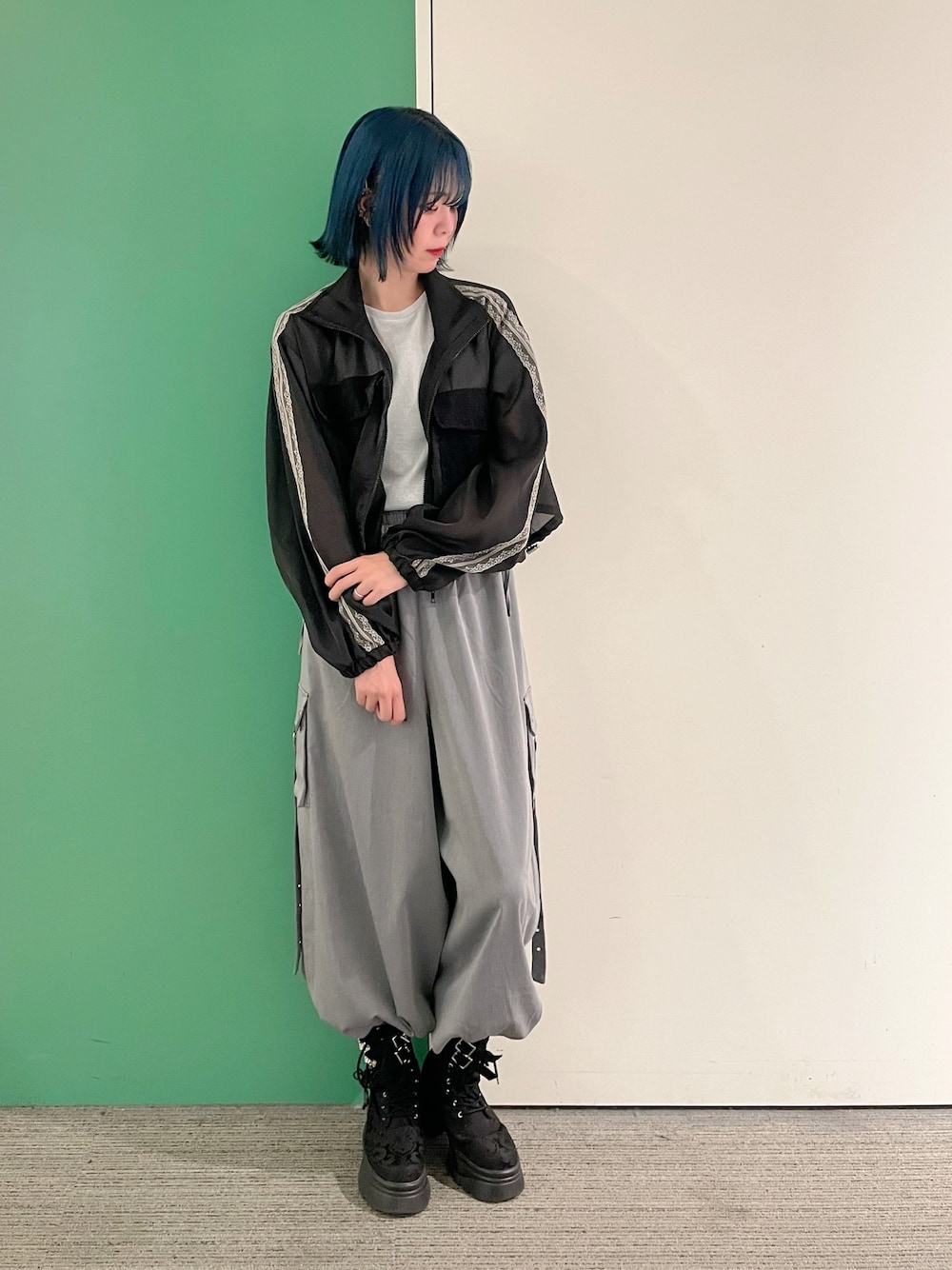 「axes femme、ゆるシルエット、高身長女子、ストリート、楽チンコーデ、カジュアルスタイル、30代コーデ、シアー、トラックジャケット、30代ファッション、30代ママ、カーゴパンツ、カーゴパンツコーデ」｜「axes femmeのシアートラックジャケット（ブルゾン、ブラック系）」を使った、sach1さん（レディース・166cm）の春コーディネートの1枚目の写真