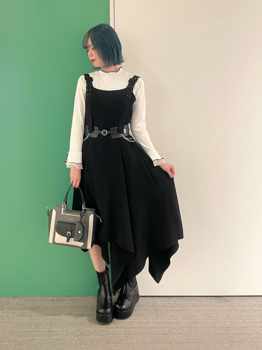 「春コーデ、axes femme、春服コーデ、おでかけコーデ、オトナカジュアル、大人ファッション、モノトーンコーデ、30代コーデ、30代ママ、イレヘムワンピース」｜「axes femmeのプリーツチュール切替リブプルオーバー（Tシャツ/カットソー、ホワイト系）」を使った、sach1さん（骨格ナチュラル・レディース・166cm）の春コーディネートの1枚目の写真