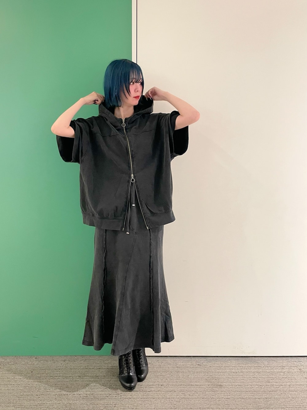 「セットアップ、axes femme、夏コーデ、ゆるシルエット、大人可愛い、高身長女子、楽チンコーデ、カジュアルスタイル、30代コーデ、30代ファッション、30代ママ、スウェット、スウェットコーデ」｜「axes femmeのチュールレースアップブーツ（ブーツ、ブラック系）」を使った、sach1さん（レディース・166cm）の春コーディネートの1枚目の写真