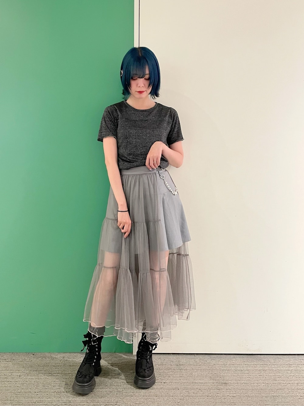 「大人カジュアル、ショートパンツ、レイヤードスタイル、axes femme、キレイめカジュアル、オトナカワイイ、Tシャツコーデ、30代コーデ、30代ファッション、30代ママ、チュールスカート」｜「axes femmeのグリッターＴシャツ（Tシャツ/カットソー、ブラック系）」を使った、sach1さん（骨格ナチュラル・レディース・166cm）の春コーディネートの1枚目の写真