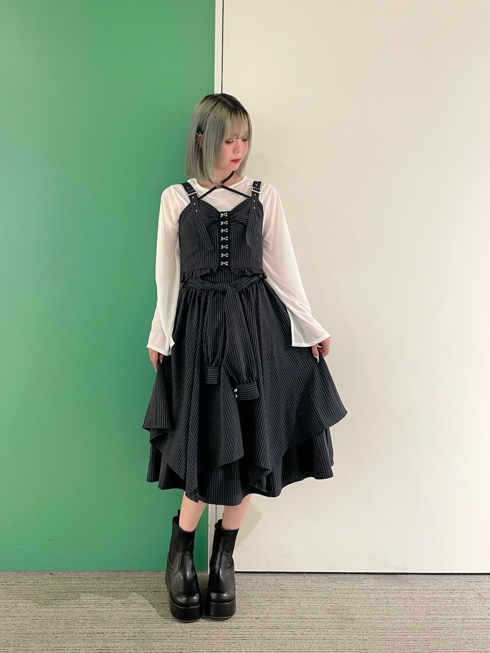 「axes femme、春、オトナ女子、キレイめコーデ、ラフコーデ、キレイめカジュアル、スカートスタイル、ストライプ、30代コーデ、30代ファッション、30代ママ、セットアップ」｜「axes femmeのコルセット風デザインビスチェ（ベスト、ブルー系）」を使った、sach1さん（骨格ナチュラル・レディース・166cm）の春コーディネートの1枚目の写真