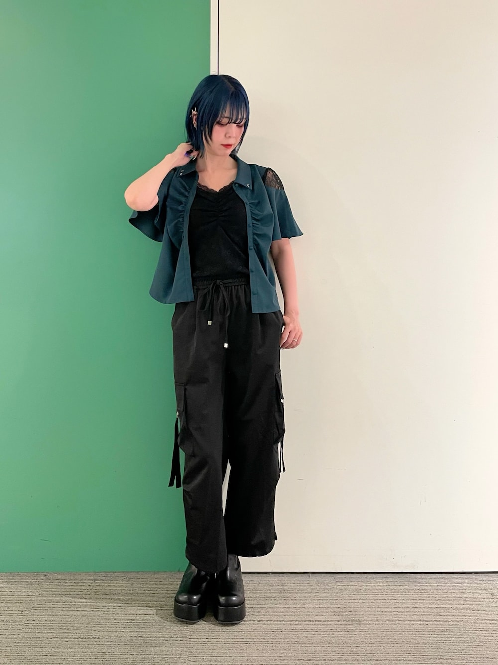 「axes femme、春服コーデ、おでかけコーデ、大人女子、シャツコーデ、30代コーデ、30代ファッション、30代ママ」｜「axes femmeのギャザー×フレアスリーブブラウス（シャツ/ブラウス、グリーン系）」を使った、sach1さん（骨格ナチュラル・レディース・166cm）の春コーディネートの1枚目の写真