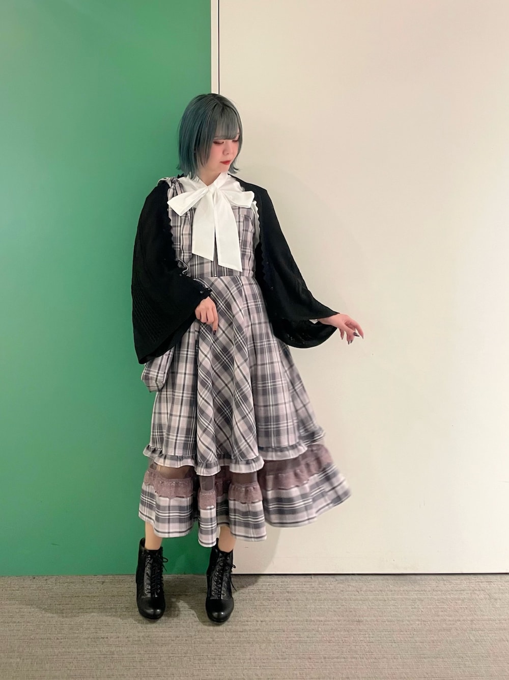「春コーデ、axes femme、春、休日スタイル、お出かけコーデ、オトナ女子、大人可愛い、チェック、チェックワンピース、30代コーデ、30代ママ、30代ファッション」｜「axes femmeのボリューム袖ボウタイブラウス（シャツ/ブラウス、ホワイト系）」を使った、sach1さん（骨格ナチュラル・レディース・166cm）の春コーディネートの1枚目の写真