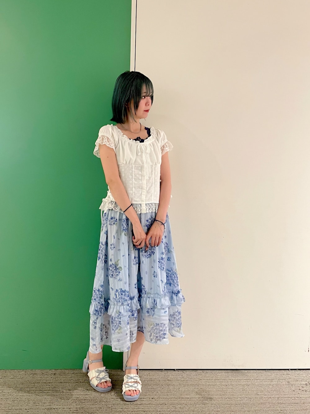 「雨の日コーデ、サンダル、axes femme、きれいめコーデ、夏服コーデ、レディースファッション、レイヤードスタイル、30代コーデ、30代ママ、あじさい柄、梅雨コーデ」｜「axes femmeの吸水速乾２ＷＡＹリブタンク（タンクトップ、ブルー系）」を使った、sach1さん（レディース・166cm）の春コーディネートの1枚目の写真