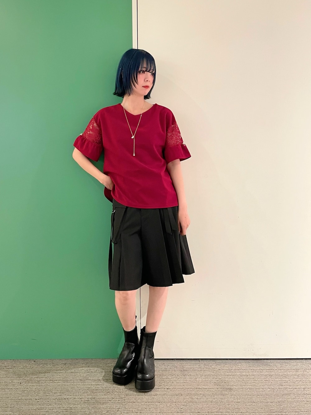 「大人カジュアル、お出かけコーデ、アウトドアスタイル、プチプラ、シンプルコーデ、休日スタイル、ショートパンツ、axes femme、きれいめカジュアル、30代コーデ、30代ファッション、30代ママ」｜「axes femmeの袖レース切替カットプルオーバー（Tシャツ/カットソー、レッド系）」を使った、sach1さん（骨格ナチュラル・レディース・166cm）の春コーディネートの1枚目の写真