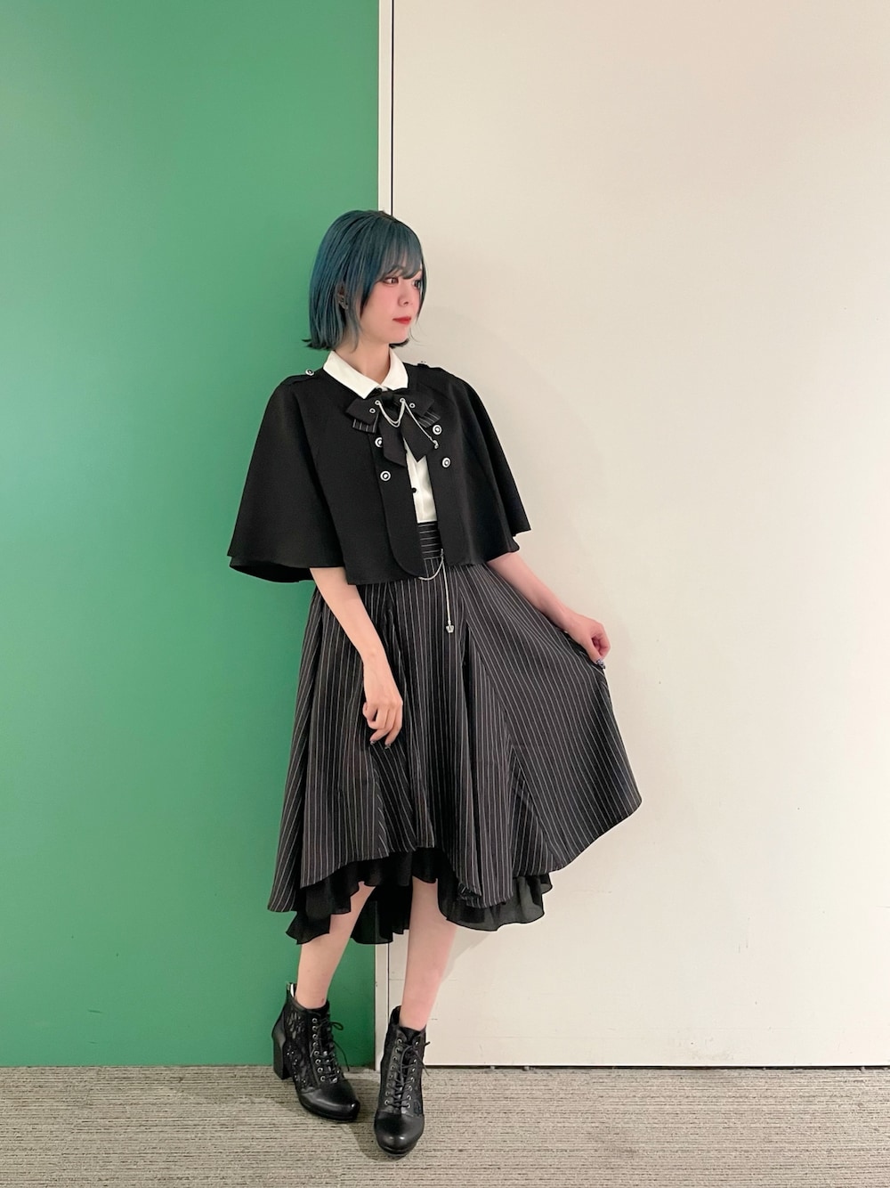 「モノトーン、axes femme、リボン、セットアップ、セットアップスタイル、セットアップコーデ、30代コーデ、30代ファッション、30代ママ、ケープ」｜「axes femmeのチェーン付ダブルバラ釦ケープ（ベスト、ブラック系）」を使った、sach1さん（レディース・166cm）の春コーディネートの1枚目の写真