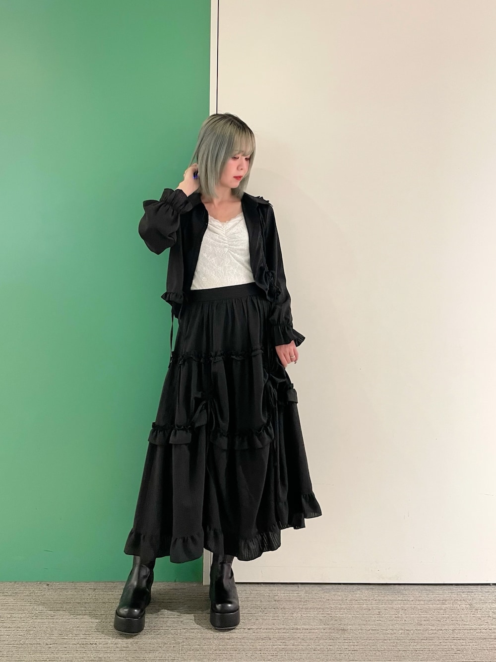 「axes femme、春、ラクチンコーデ、大人ファッション、オトナ女子、キレイめコーデ、ラフコーデ、キレイめカジュアル、楽チンコーデ、ブラック、セットアップ、セットアップコーデ、30代コーデ、30代ファッション、30代ママ」｜「axes femmeのギャザー総レースタンク（タンクトップ、ホワイト系）」を使った、sach1さん（骨格ナチュラル・レディース・166cm）の春コーディネートの1枚目の写真